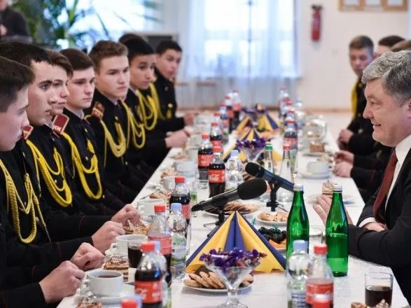 Порошенко: в украинскую армию и разведку должна приходить высокопатриотическая молодежь