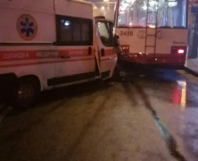 В Харкові "швидка" врізалась в тролейбус, є постраждалі