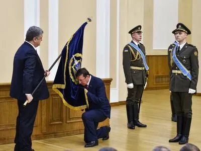 Президент вручив Генпрокурору новий прапор відомства
