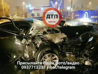 В Киеве водитель врезался в столб и скрылся с места ДТП