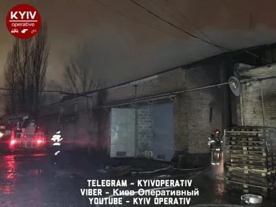 У Києві на складі з пластиком сталася пожежа