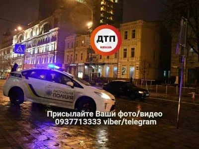 В Киеве автомобиль сбил двух девушек на пешеходном переходе