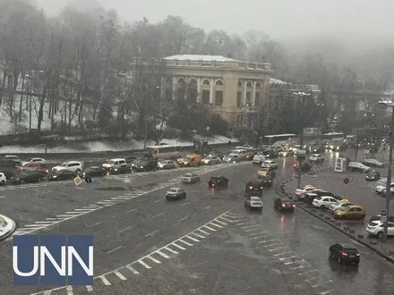 У Києві через мокрий сніг утворилися затори