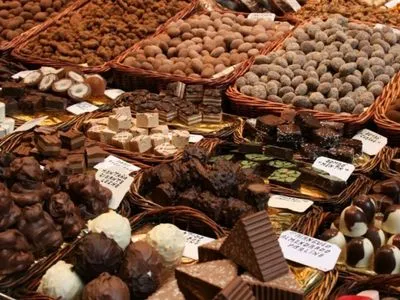 В Англии мужчина за неделю украл из магазина конфет на 850 долларов