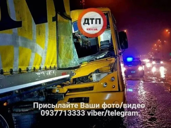 В Киеве маршрутка врезалась в фуру, есть пострадавшие