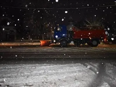 Из-за снегопада в Ужгороде всю ночь будет работать спецтехника