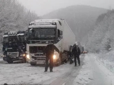 Через снігопад на Закарпатті частково обмежили рух вантажівок