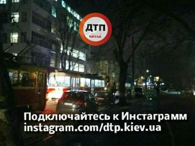 Бензовоз у Києві застряг на трамвайних коліях, рух заблоковано