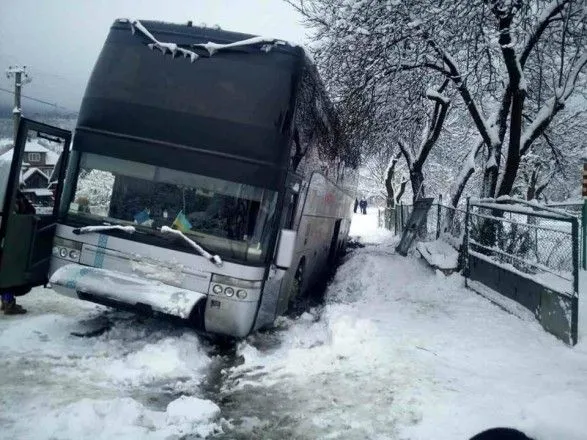 na-zakarpatti-perevernuvsya-avtobus-z-mayzhe-50-ma-lyudmi
