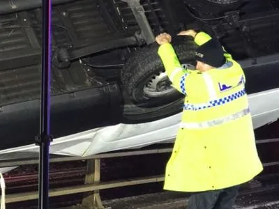 Полицейский в Британии держал руками фургон, чтобы тот не упал с моста