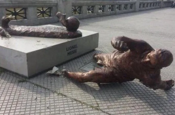 В Аргентине разрушили статую Месси