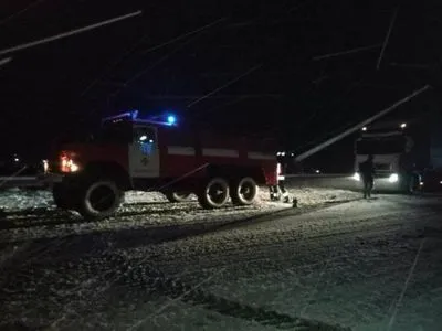 В Ровенской области из сугробов вытащили 12 грузовиков