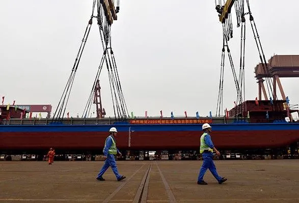 Перше електричне судно спустили на воду у Китаї