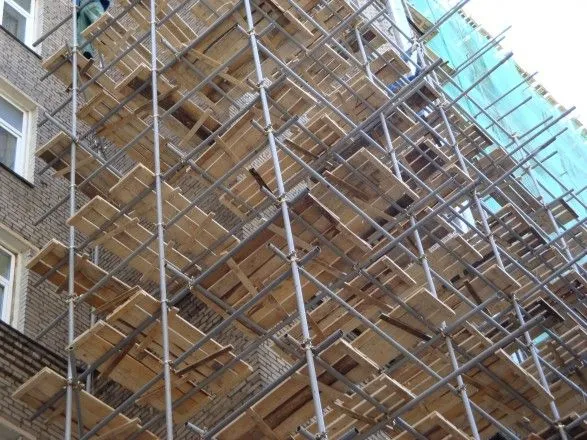 У Києві будівельник впав із 25-го поверху новобудови