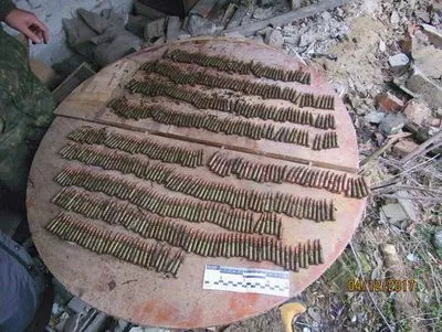 Правоохоронці на Луганщині виявили схованку з боєприпасами
