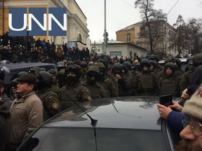 Правоохранители пытаются разблокировать авто с Саакашвили