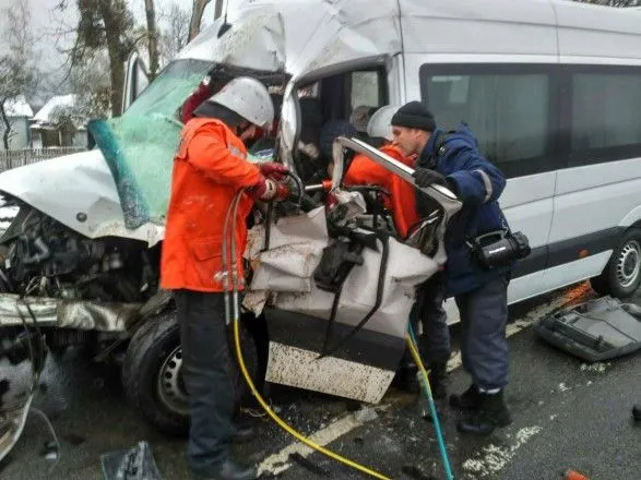 На Житомирщині маршрутка врізалась у снігоприбиральну машину, є постраждалі
