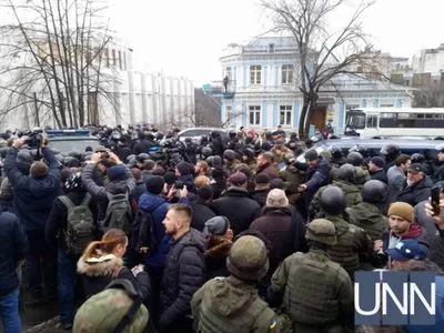 Активисты попытались остановить автомобиль с Саакашвили