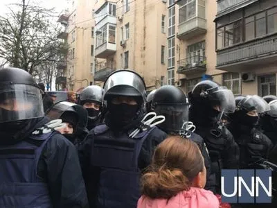 Обыски у Саакашвили: человек возле дома облился похожей на бензин жидкостью