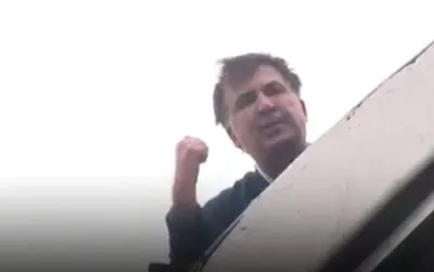 Обыски у Саакашвили: возле дома собрались люди, политика заметили на крыше