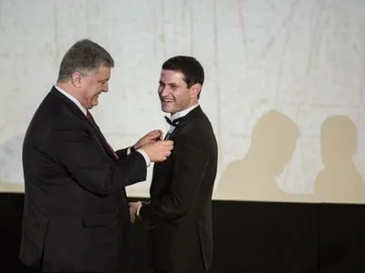 Президент нагородив режисера фільму "Кіборги" орденом "За заслуги" ІІІ ступеня