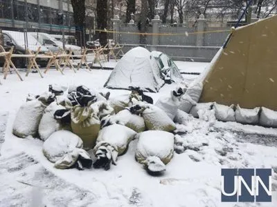Палаточный городок Саакашвили: под Раду снесли мешки, шины и кирпичи