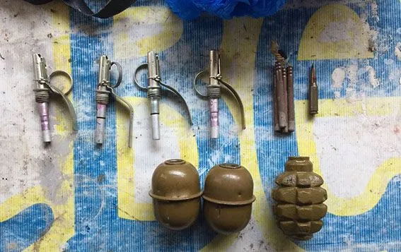 Поліція виявила у мешканця Дніпра арсенал боєприпасів та наркотики