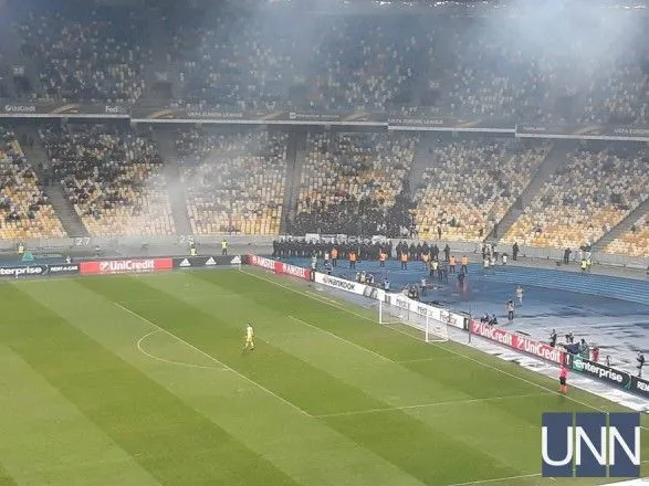 Ультрас "Динамо" устроили беспорядки, на стадион пришла полиция