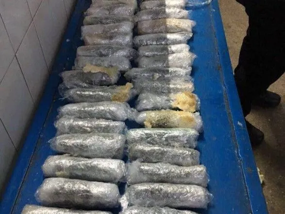 Правоохоронці затримали наркоторговців, які ввозили в Україну кокаїн із Латинської Америки