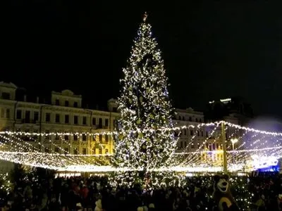 Головну новорічну ялинку встановили на Софійській площі