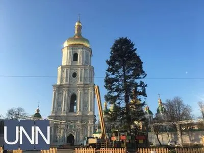 На Софийской площади продолжают устанавливать главную новогоднюю елку