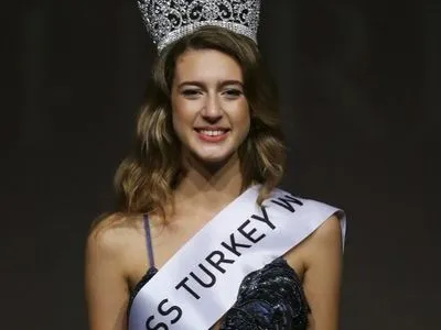 В Стамбуле из-за сообщения в Twitter требуют посадить "Мисс Турция-2017"