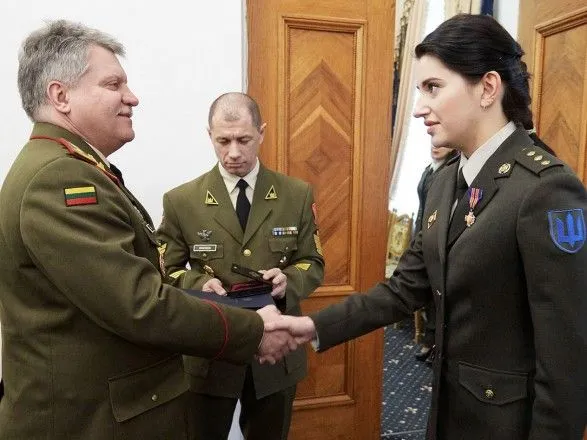 Главнокомандующий ВС Литвы наградил украинского офицера медалью "За заслуги"