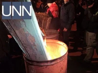 Активисты поставили под ИВС бочки и зажгли их