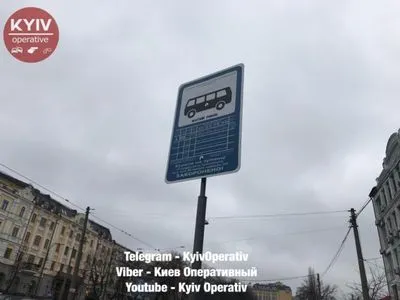 Авто вылетело на остановку общественного транспорта и сбило троих людей в Киеве