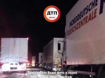 Через негоду на під'їзді до Києва утворився транспортний колапс