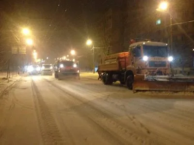Непогода в Киеве: улицы столицы расчищают 78 снегоочистительных машин и 48 тракторов