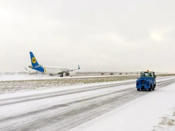 Непогода в "Борисполе": снег убирают, но некоторые рейсы задерживаются