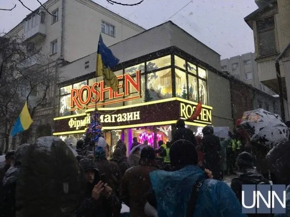 u-kiyevi-aktivisti-pid-chas-marshu-za-impichment-rozbili-vitrinu-magazinu-roshen
