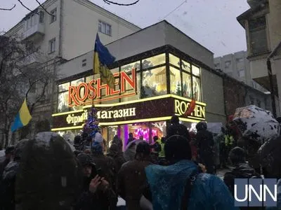 У Києві активісти під час маршу за імпічмент розбили вітрину магазину Roshen