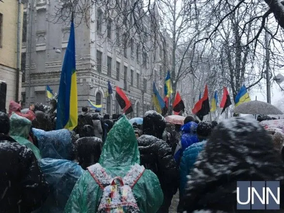 Несколько сотен активистов пришли под стены СИЗО, где содержится Саакашвили