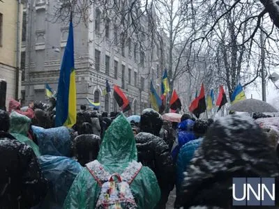 Несколько сотен активистов пришли под стены СИЗО, где содержится Саакашвили