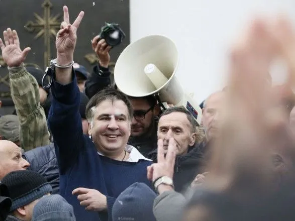 Участники марша решили пойти под СИЗО, где содержится Саакашвили