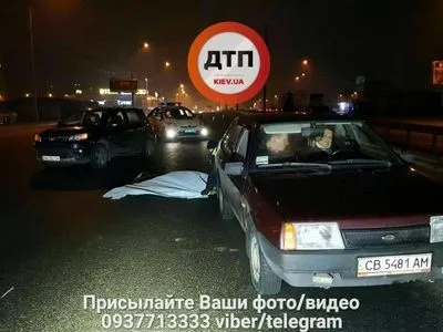 У остановки трамвая в Киеве произошел смертельный наезд на пешехода