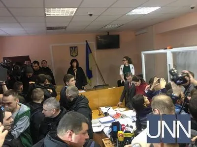 Суд разрешил Саакашвили выйти из "клетки" во время заседания