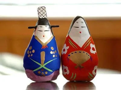 Київському музею подарували японські ляльки "Окіагарі кобоши"