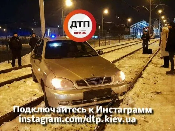 u-kiyevi-avto-protaranilo-parkan-i-viyikhalo-na-tramvayni-koliyi-rukh-elektrotransportu-prizupineno