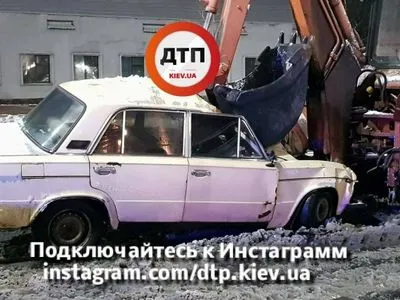 Очередное ДТП в Киеве: ВАЗ врезался в трактор