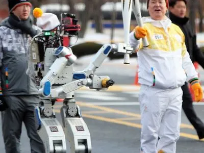 Робот взяв участь у естафеті олімпійського вогню