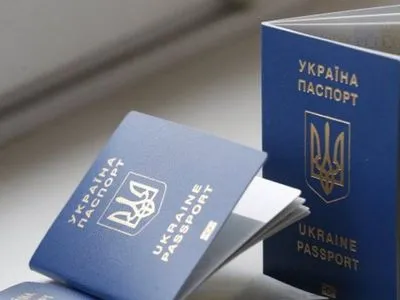 Українців попередили про активізацію шахраїв, які пропонують послуги з оформлення закордонних паспортів